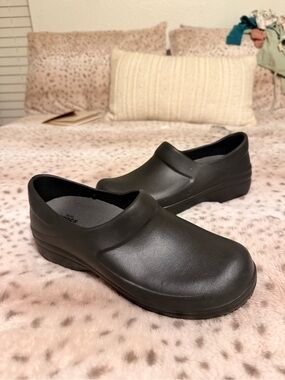 Crocs Classic Black Clogs Women’s Size 9 Miles - Work Shoes Dual Comfort Soles